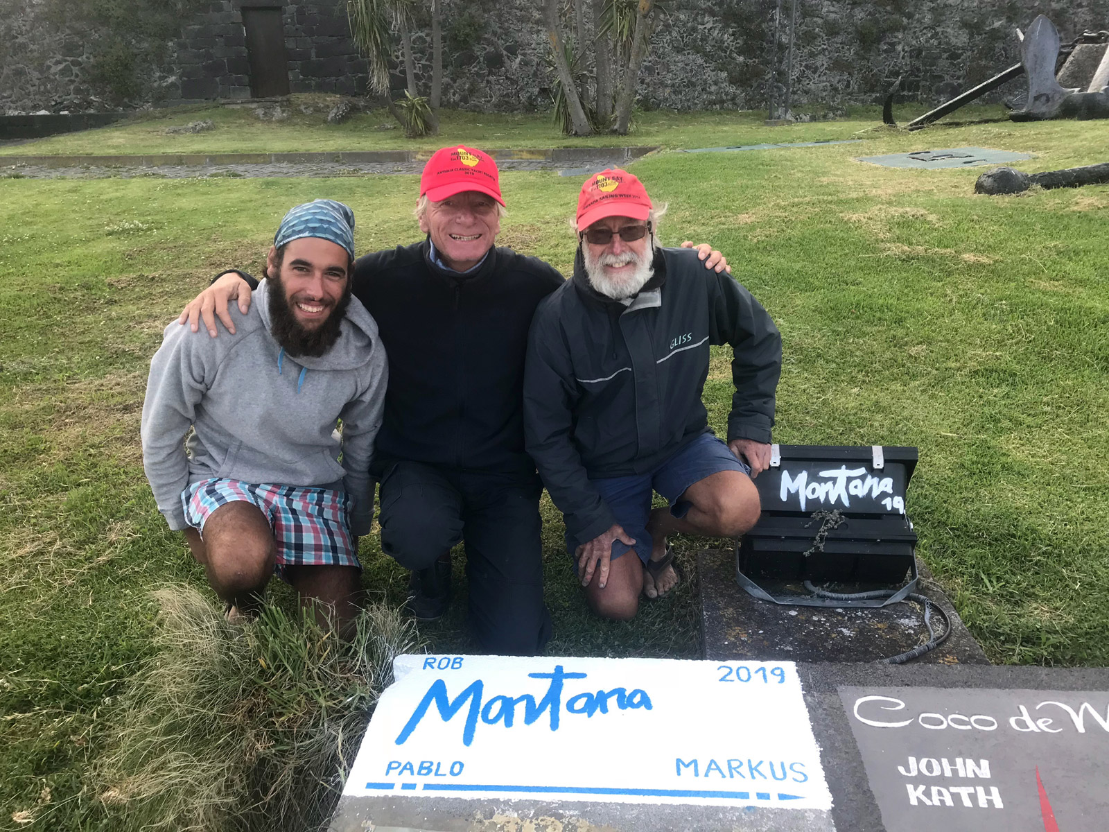 Markus, Rob und Pablo erreichen Horta mit der SY Montana Swan 48