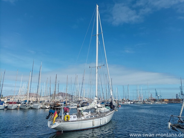 SY Montana, Swan 48 auf dem Weg zur Startlinie